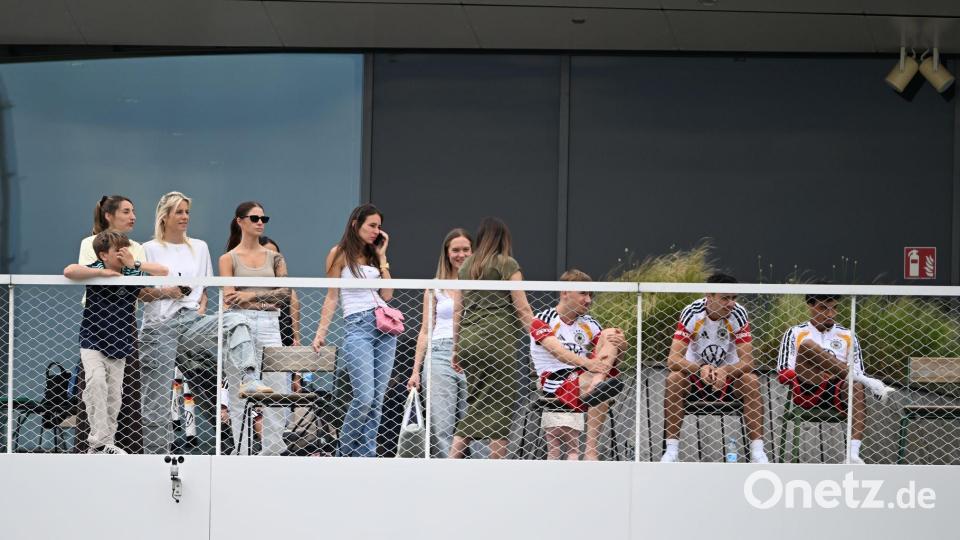 Einige Spielerfrauen und die Frau des Bundestrainers (l) beobachten von einem Balkon das Trainingsspiel der Reservisten auf dem DFB-Campus. Bild: Federico Gambarini/dpa