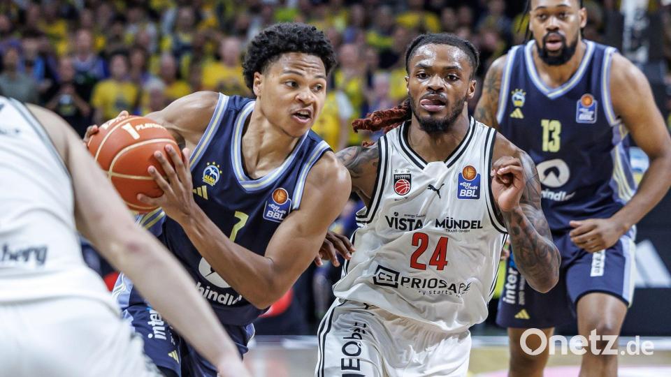 Alba-Youngster Jack Kayil (l) zieht an Bambergs Cobe Williams vorbei. Bild: Andreas Gora/dpa