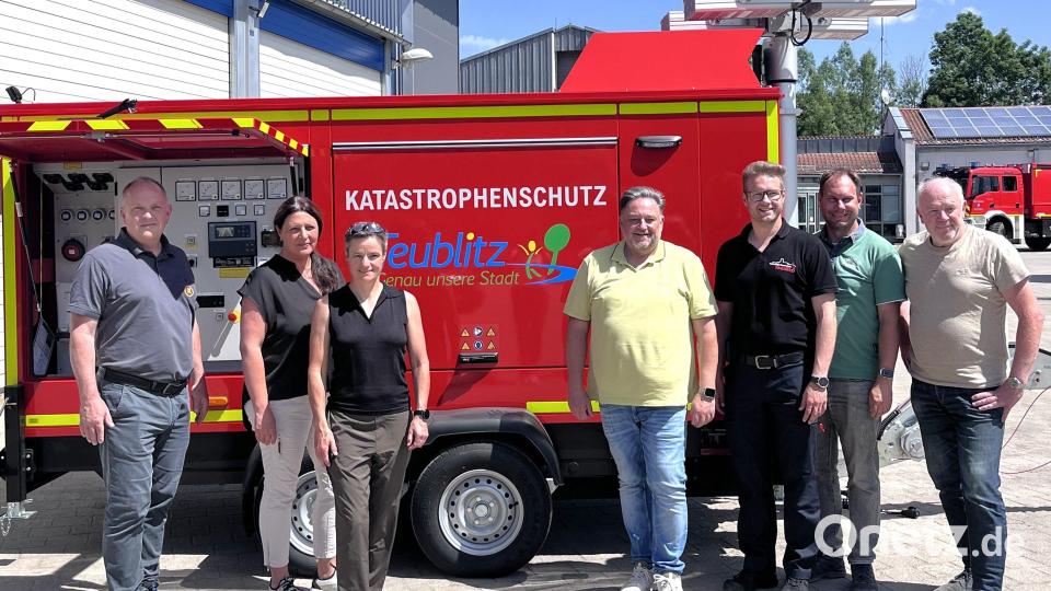Rainer Huber und Manuela Hösl von der Firma Graf, Bauamtsleiterin Sabine Eichinger, Bürgermeister Thomas Beer und Feuerwehrkommandant Johannes Schindler zusammen mit Kreisbrandmeister Christoph Spörl und Norbert Hiller vom Planungsbüro Hiller (von links) bei der Übergabe des neuen Notstromaggregats auf dem Gelände der Feuerwehr Teublitz. Bild: Julia Lösche