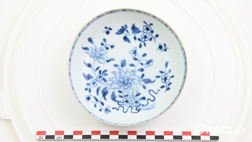 Sieht fein geputzt fast aus wie neu: das vermutlich chinesische Porzellan aus dem Schiffswrack. (Handout) Bild: Norsk Maritimt Museum/dpa