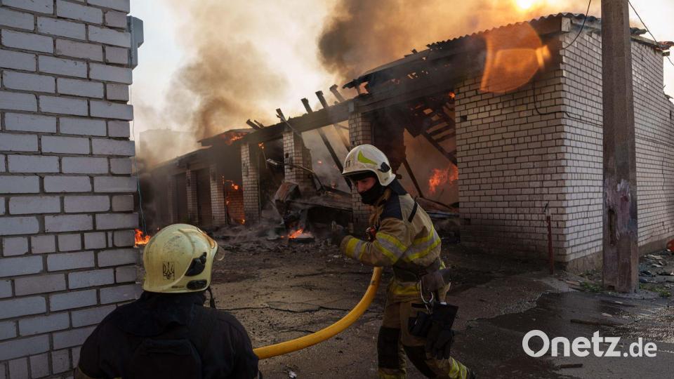 Rettungskräfte löschen ein Feuer in einer Kiewer Autowerkstatt, die durch einen russischen Angriff beschädigt wurde. Bild: Evgeniy Maloletka/AP/dpa