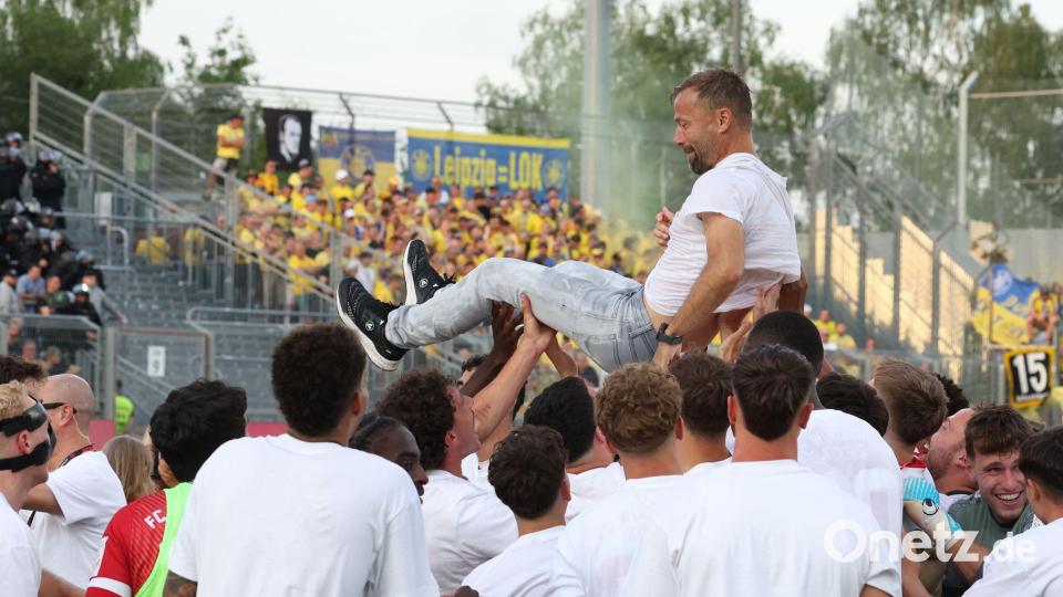 Trainer Michael Schiele und Würzburg feiern den Aufstieg. Bild: Karl-Josef Hildenbrand/dpa