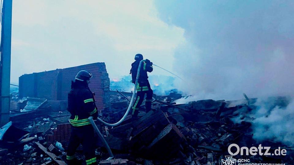 Auf diesem vom ukrainischen Katastrophenschutz zur Verfügung gestellten Foto löschen Rettungskräfte ein Feuer in einem Wohnhaus in Dnipro, das bei einem Angriff zerstört wurde. Bild: Uncredited/Ukrainian Emergency Service/AP/dpa