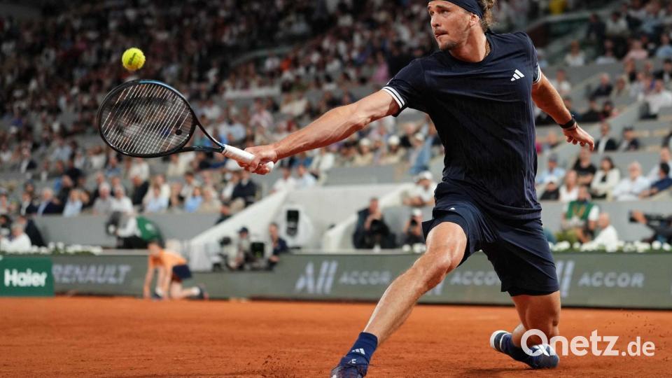 Zverev spielt Rückhand Bild: Dimitar Dilkoff/AFP/dpa
