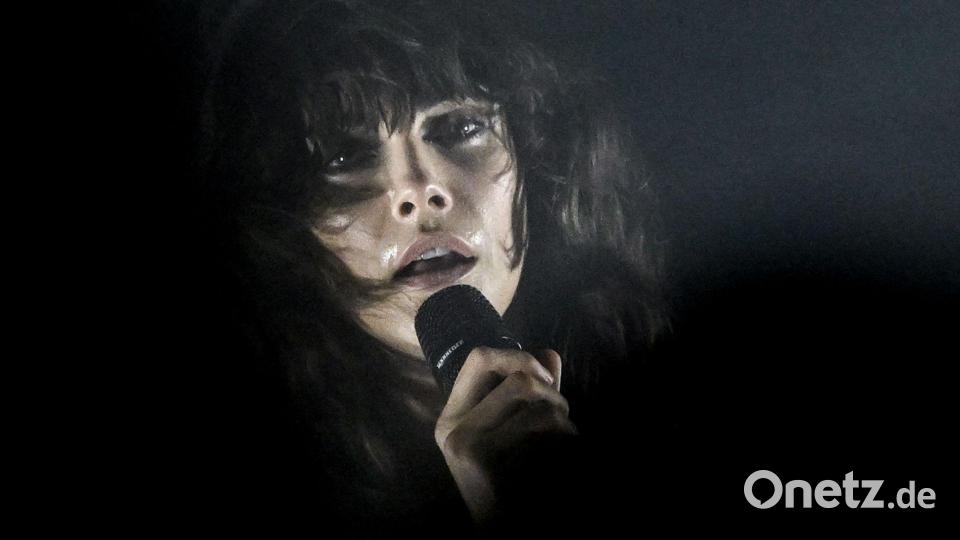 Die Sängerin Cara Delevingne steht im silent green Kulturquartier auf der Bühne. Bild: Britta Pedersen/dpa