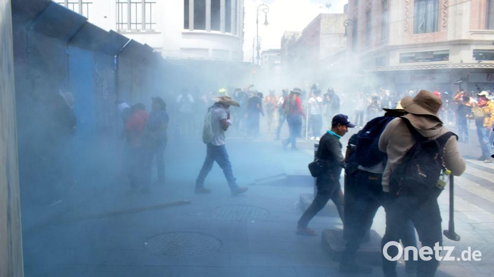 Die Polizei setzte Tränengas ein. Bild: Luis Barron/eyepix via ZUMA Press Wire/dpa