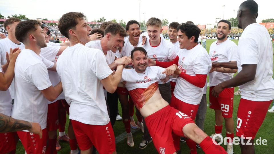 Würzburg feiert die Rückkehr in den Profifußball. Bild: Karl-Josef Hildenbrand/dpa