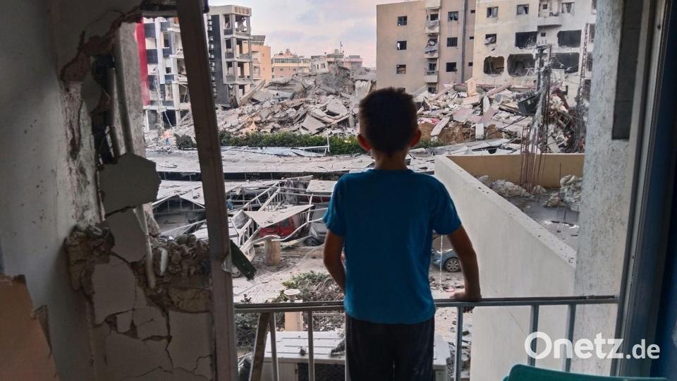 Ein Junge blickt aus einem beschädigten Raum des Jabal Amel Krankenhauses auf ein zerstörtes Gebäude, das bei einem israelischen Luftangriff in der südlichen Hafenstadt Tyrus getroffen wurde. Bild: Uncredited/AP/dpa