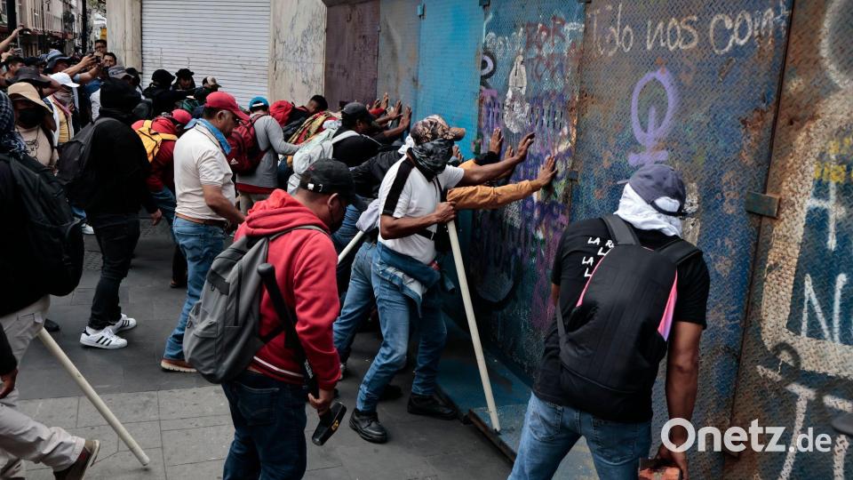 Die Lehrer wollten Absperrungen durchbrechen. Bild: Josue Perez/ZUMA Press Wire/dpa