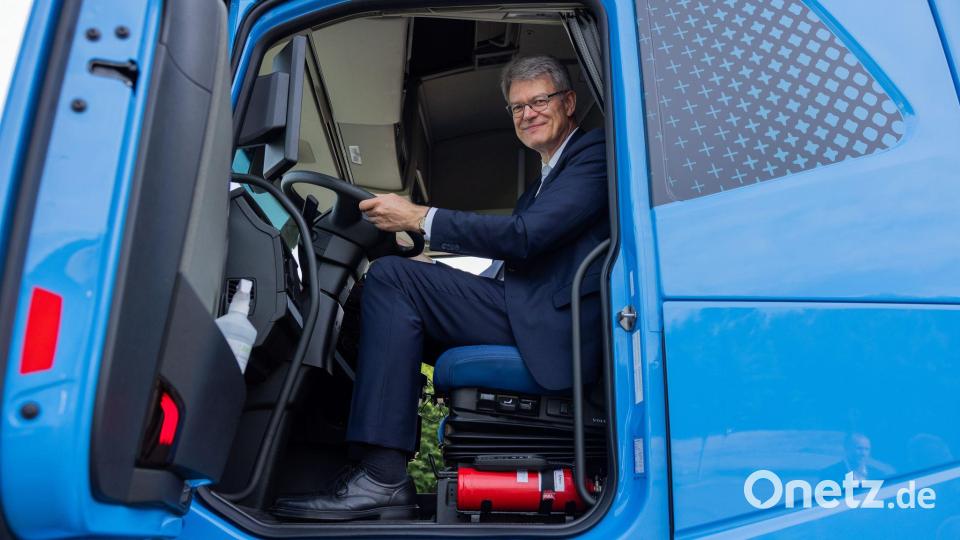 Der Bundesverkehrsminister gibt den Startschuss für das SID-Tool. Bild: Rolf Vennenbernd/dpa