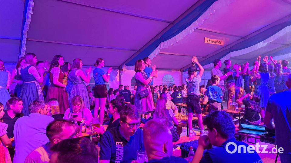 Die Musik der "Dorfrocker" war so mitreißend, da hielt es viele nicht auf den Bänken. Bild: wel