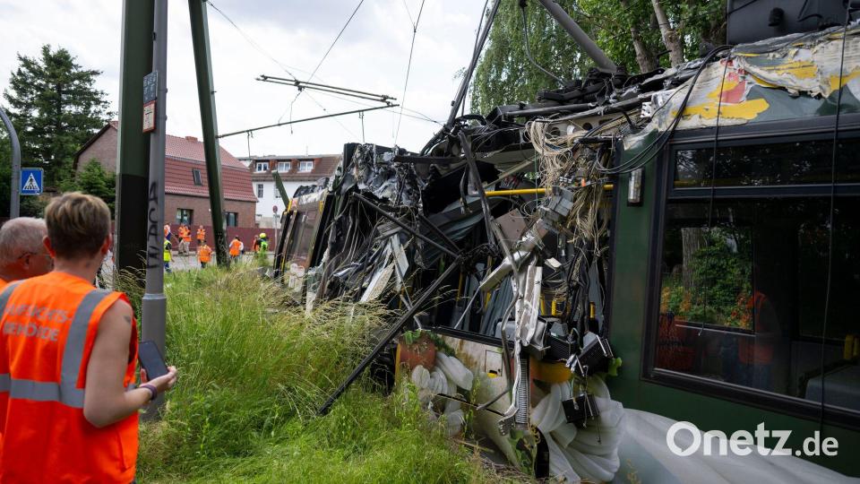 Eine Straßenbahn in Neu Hohenschönhausen ist entgleist. Bei dem Unfall gab es viele Verletzte. Bild: Christophe Gateau/dpa