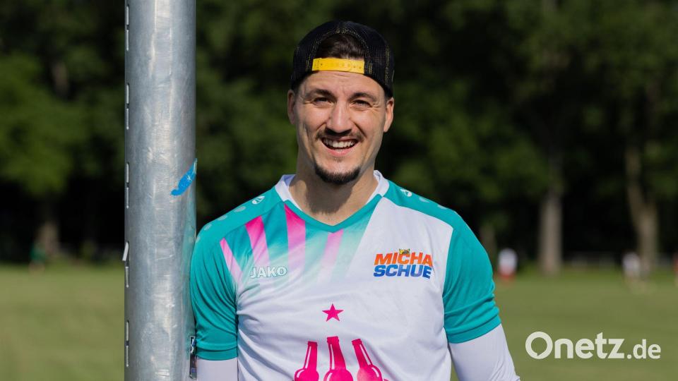 Micha Schue tritt im Bierkönig in seinem eigenen Trikot auf. Bild: Rolf Vennenbernd/dpa