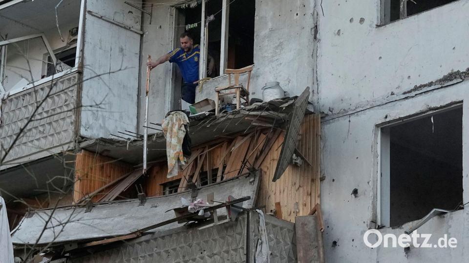 Ein Mann räumt in Kiew Trümmer an seinem Wohnhaus raus, das nach einem russischen Raketeneinschlag beschädigt wurde. Bild: Efrem Lukatsky/AP/dpa