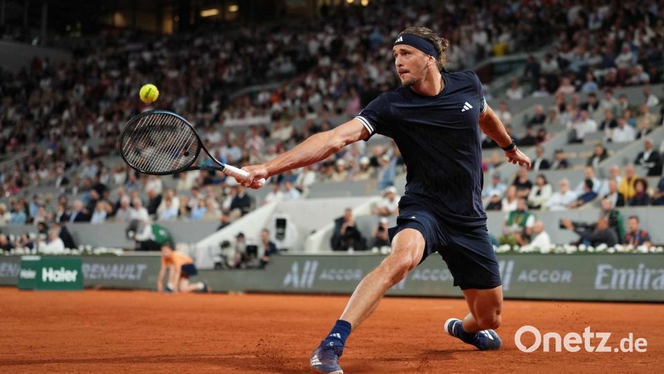 Alexander Zverev bei einem Rückhandschlag in der Defensive. Bild: Dimitar Dilkoff/AFP/dpa