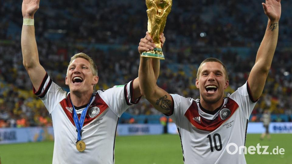 Bastian Schweinsteiger (l) und Lukas Podolski wurden 2014 auch gemeinsam Fußball-Weltmeister. (Archivbild) Bild: Andreas Gebert/dpa
