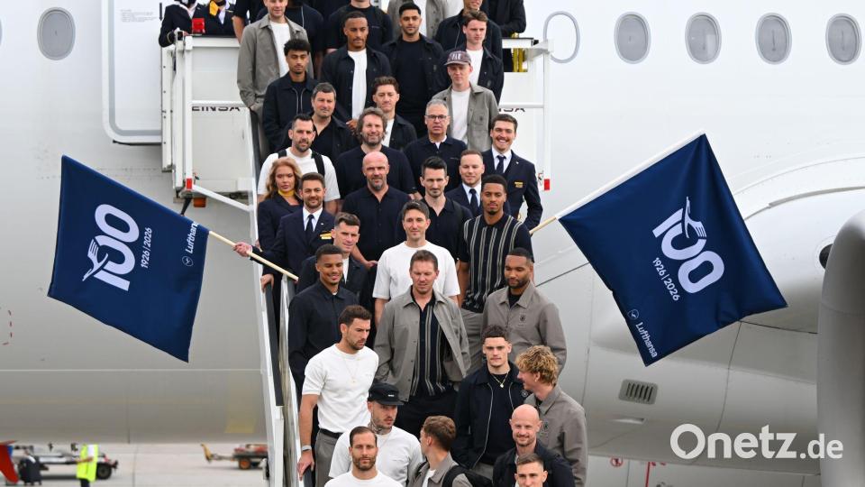 Los geht's: Die Nationalspieler und Bundestrainer Julian Nagelsmann auf der Gangway. Bild: Florian Wiegand/dpa