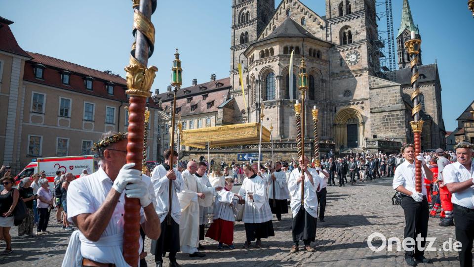 Die Prozession zieht vom Domberg in die Innenstadt. (Archivbild) Bild: Daniel Vogl/dpa
