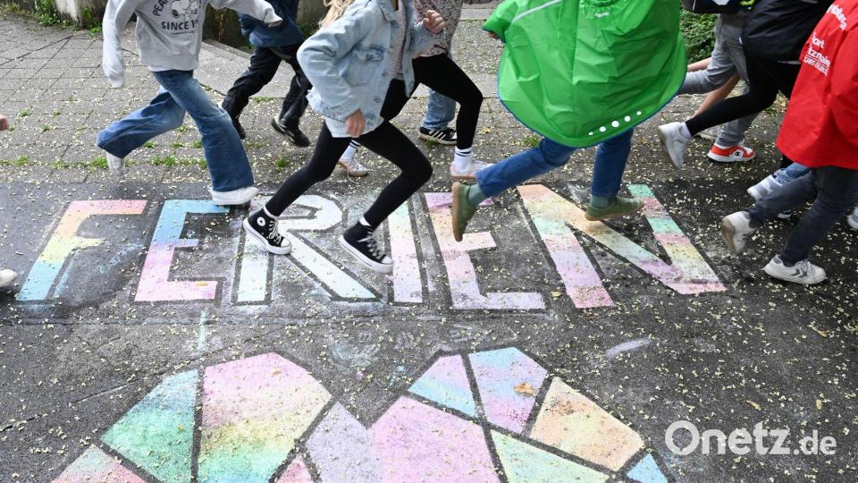Wann starten sinnvoll die Sommerferien? Der Deutsche Philologenverband hat einen Vorschlag. (Archivbild) Bild: Bernd Weißbrod/dpa