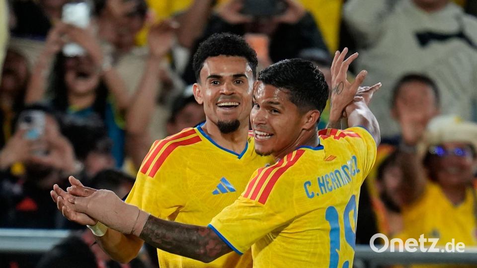 Bayern-Star Luis Diaz (l) zeigt gegen Costa Rica seine Qualitäten. Bild: Fernando Vergara/AP/dpa