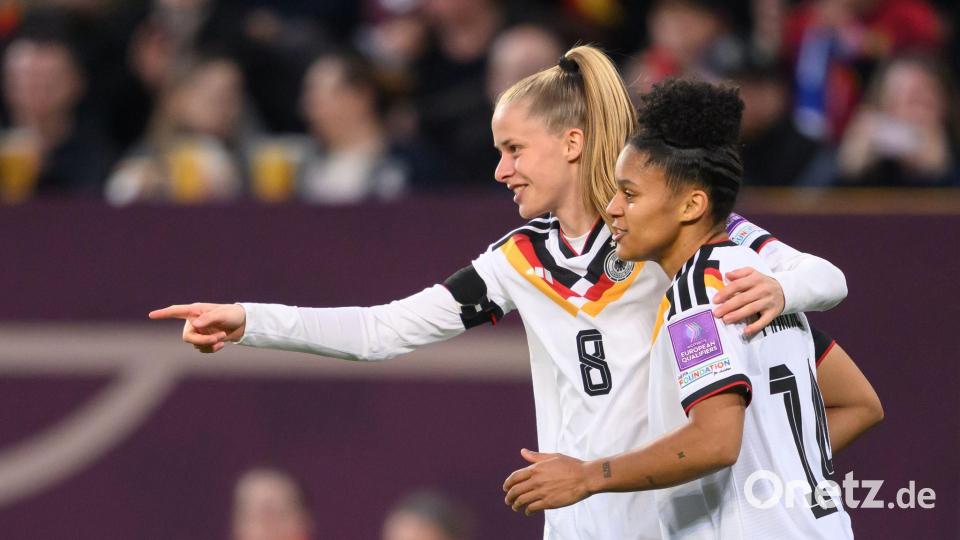 Zwei für die Insel: Vivien Endemann (l) wechselt nach Liverpool, Shekiera Martinez spielt bei West Ham. Bild: Robert Michael/dpa