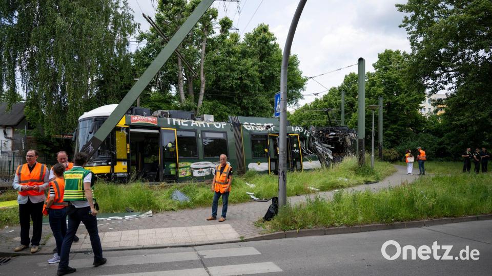 Eine Straßenbahn in Neu Hohenschönhausen ist entgleist. Bei dem Unfall gab es viele Verletzte. Bild: Christophe Gateau/dpa