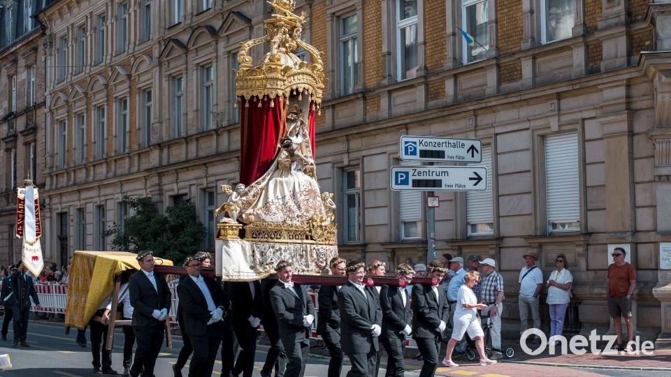 Die Prozession durch Bamberg wird von vielen Zuschauern begleitet. (Archivbild) Bild: Daniel Vogl/dpa