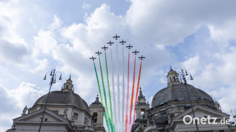 Die italienische Kunstflugstaffel "Frecce Tricolore" sprüht über der Piazza del Popolo in Rom anlässlich des 80. Jahrestages der italienischen Republik die italienischen Farben an den Himmel. Bild: Matteo Nardone/IPA via ZUMA Press/dpa