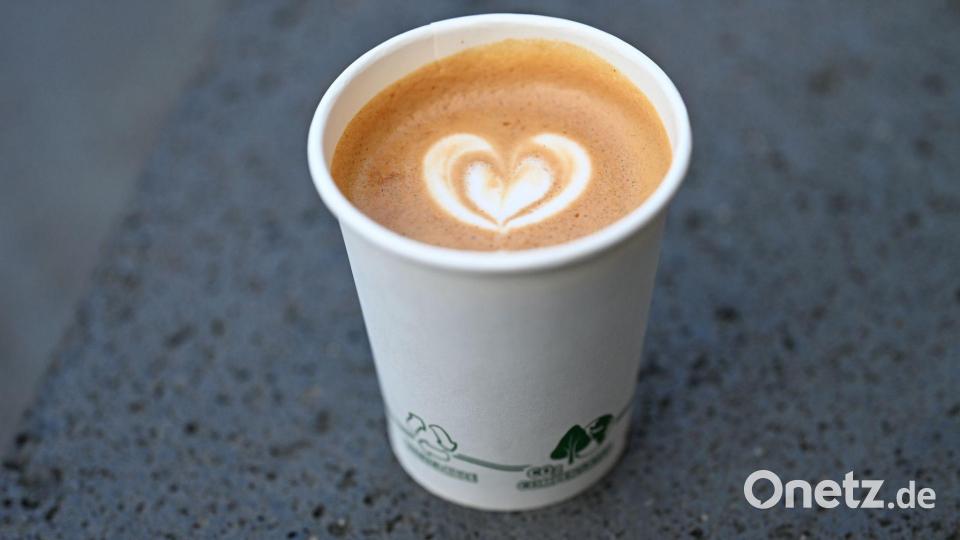 Ein Cappuccino kostet in Deutschland im Schnitt 3,57 Euro - und damit 10 Cent mehr als im vergangenen Jahr. Bild: Michael Brandt/dpa