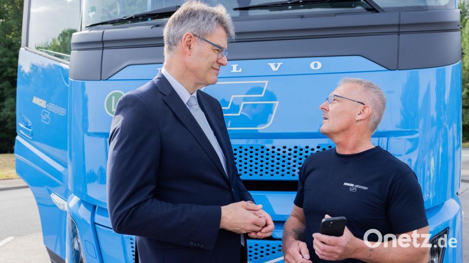 Lkw-Fahrerinnen und Lkw-Fahrer sollen laut Minister Schnieder (links) profitieren. Bild: Rolf Vennenbernd/dpa