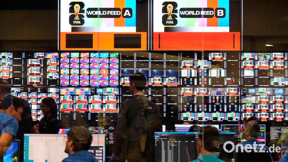 Arbeiter sind im Hauptkontrollraum in Dallas während der Eröffnungsfeier des International Broadcast Center für die Fußball-WM zu sehen. Bild: Tony Gutierrez/AP/dpa