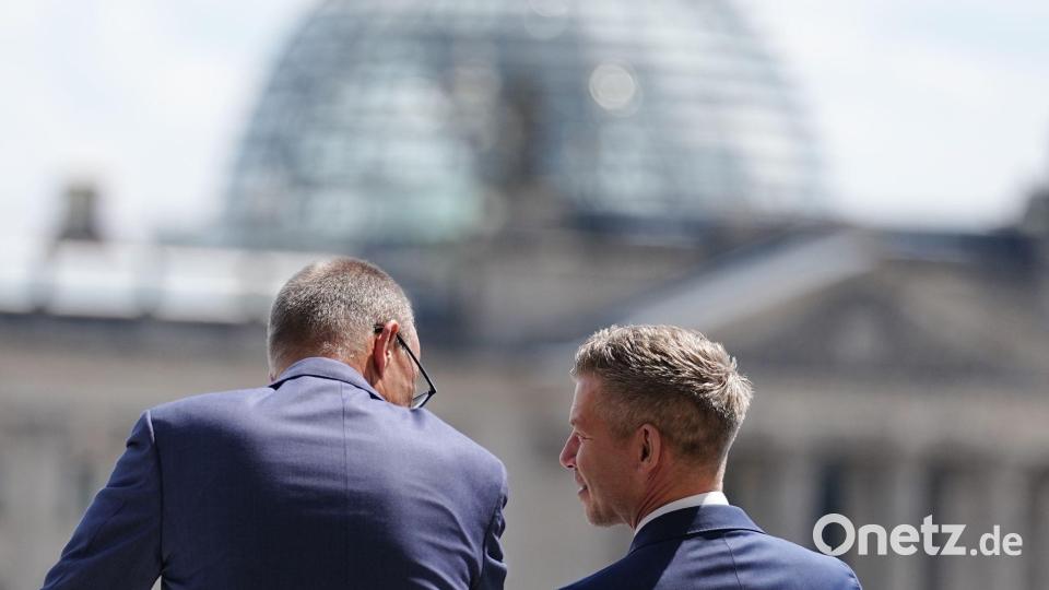 Péter Magyar (r), Ungarns Ministerpräsident, und Bundeskanzler Friedrich Merz (CDU) stehen nach den militärischen Ehren für ein Gespräch auf dem Balkon des Bundeskanzleramtes in Berlin. Bild: Kay Nietfeld/dpa