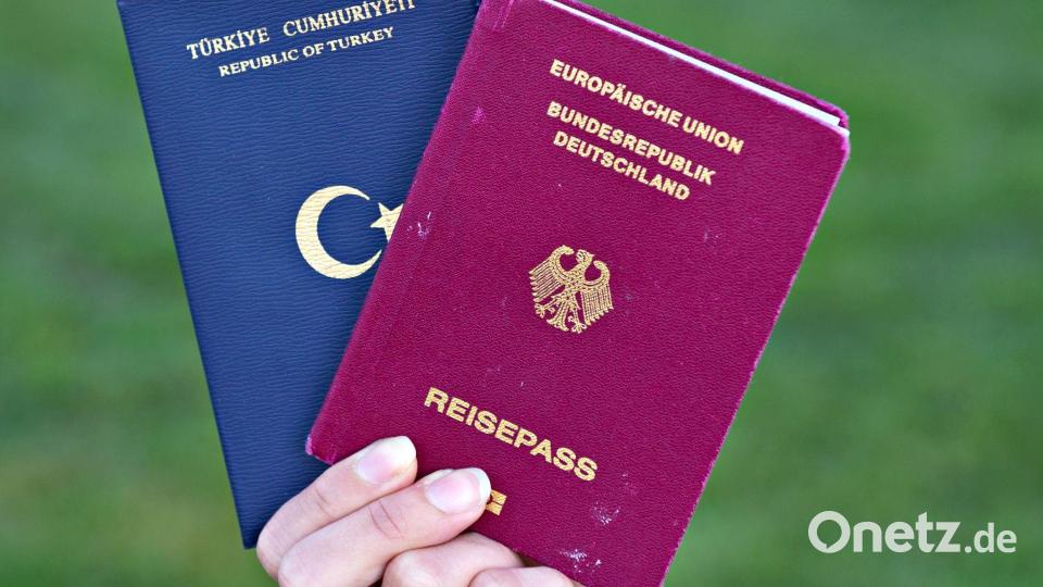 In bestimmten Fällen war die doppelte Staatsbürgerschaft schon früher möglich. Seit einer Reform der Ampel-Regierung ist sie generell erlaubt. (Symbolbild) Bild: Daniel Bockwoldt/dpa