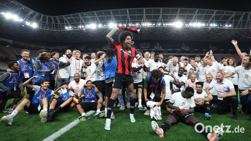 Dante (M) hat seine Karriere beendet. (Archivbild) Bild: Valery Hache/AFP/dpa