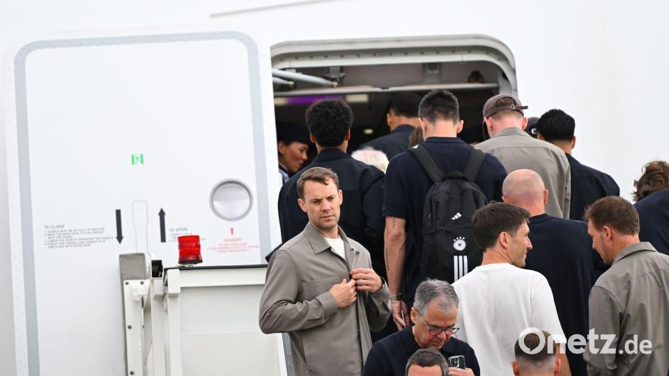 Kurz vor dem Start: Torwart Manuel Neuer (l) und Co. starten die WM-Mission. Bild: Florian Wiegand/dpa