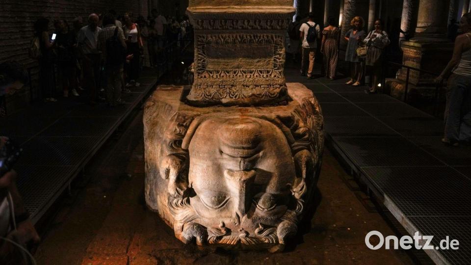 Die Cisterna Basilika wird auch als „Versunkener Palast“ bezeichnet und wurde im 6. Jahrhundert unter Kaiser Justinian erbaut. (Archivbild) Bild: Khalil Hamra/AP/dpa