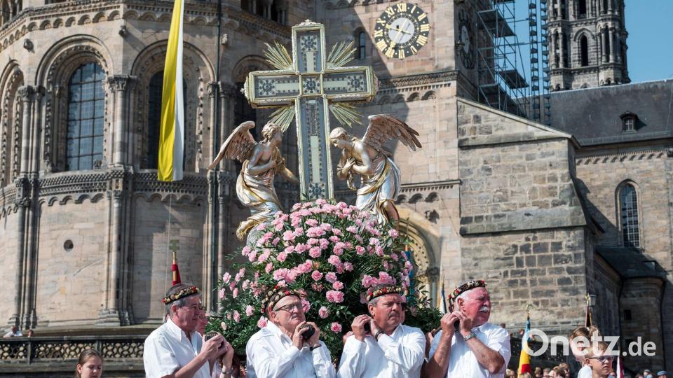Das Domkreuz ist bei der Bamberger Prozession dabei. (Archivbild) Bild: Daniel Vogl/dpa