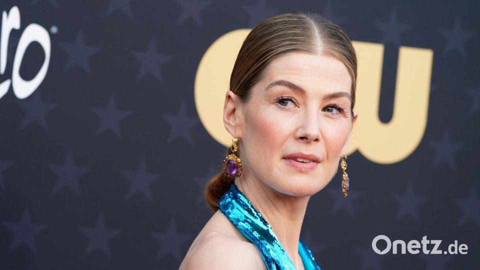 Die gebürtige Londonerin Rosamund Pike (47) spielt die weibliche Hauptrolle in „Ladies First“. (Archivbild) Bild: Jordan Strauss/Invision/AP/dpa