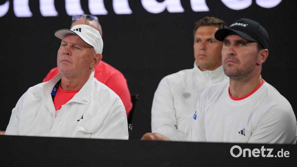Alexander Zverev senior (l) und Mischa Zverev schauen bei einem Match von Alexander Zverev zu. (Archivbild) Bild: Vincent Thian/AP/dpa