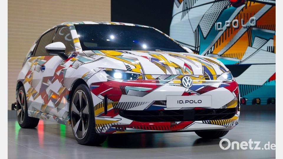 Auf der Automesse IAA Mobility in München war der ID. Polo im September noch im bunten Tarnkleid zu sehen. (Archivbild) Bild: Sven Hoppe/dpa