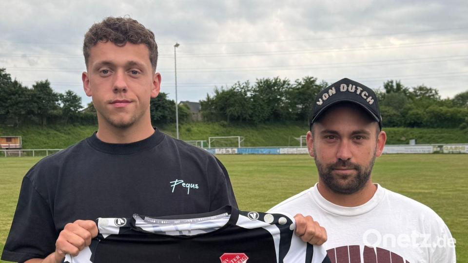 Noah Fellner (links) gemeinsam mit dem Sportlichen Leiter des SV Inter Bergsteig Amberg, Nikolai Dürbeck. Bild: SV Inter Bergsteig Amberg