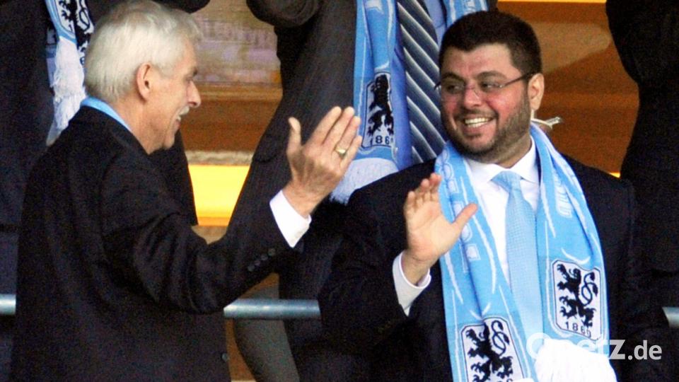Kurz vor seinem Einstieg hatte Hasan Ismaik (r) noch richtig Spaß beim TSV 1860 München. (Archivbild) Bild: picture alliance / dpa