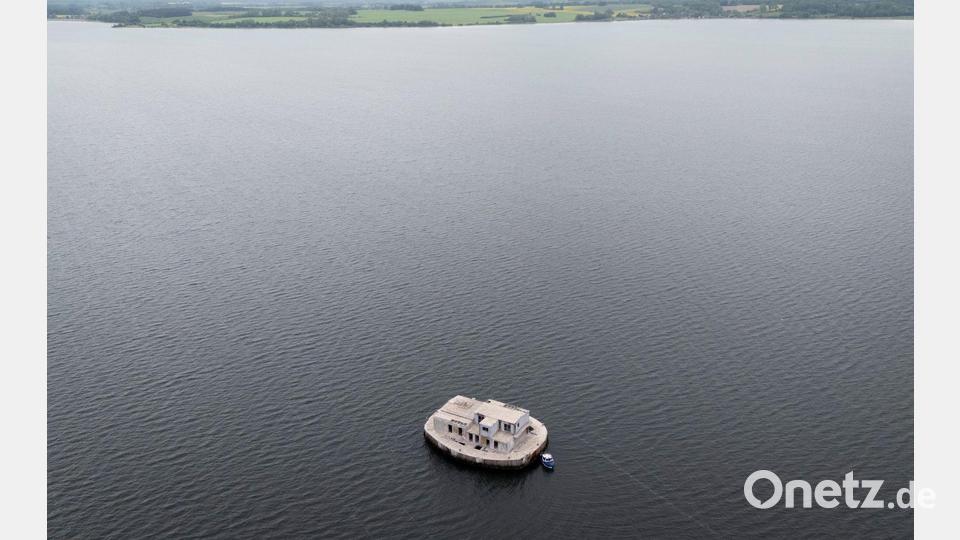 Abgelegen und nur über den Seeweg erreichbar - was mit der Insel passiert, entscheidet der Käufer. Bild: Philip Dulian/dpa