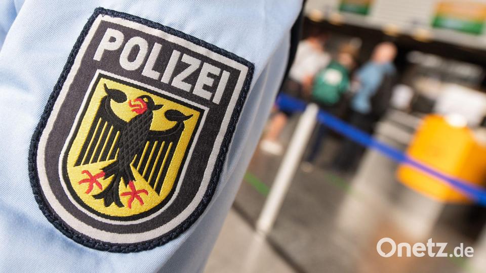 Ziel der Dokumentenprüfung ist es, eine unerlaubte Einreise in die Staaten der Europäischen Union zu verhindern. (Symbolbild) Bild: Boris Roessler/dpa