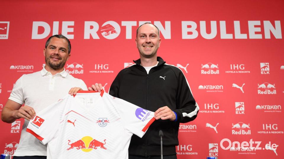 Neuer Vertrag für Ole Werner? Sporchef Marcel Schäfer (l) hat keine Eile. (Archivbild) Bild: Robert Michael/dpa