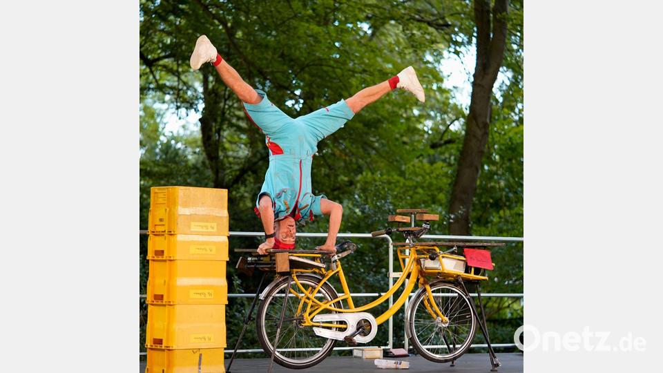 Akrobatik auf dem Briefträgerfahrrad gibt bei Mr. Postman zum Bunten Pflaster am 13. Juni in der Marktredwitzer Innenstadt. Bild: Constanze Martini