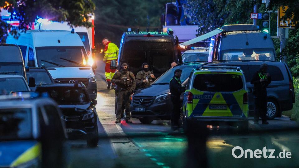 Ein Spezialeinsatzkommando (SEK) ist bei einer Bedrohungslage in Dortmund im Einsatz, bei der ein Polizist angeschossen wurde. Ein Schütze, der in Dortmund einen Polizisten angeschossen und sich dann stundenlang mit seinen Kindern in einer Wohnung verschanzt hat, hat sich gestellt. Bild: Christoph Reichwein/dpa