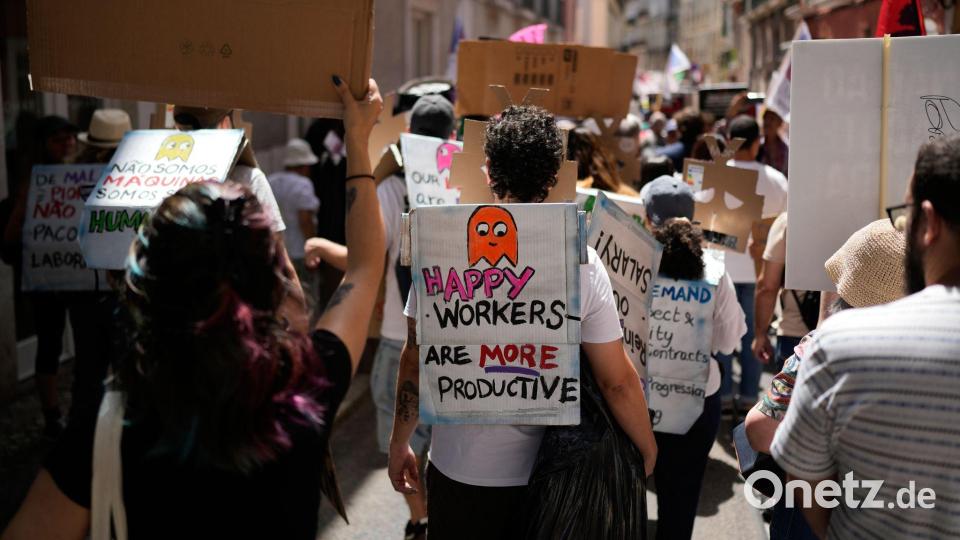 „Happy Workers are more productive“ (Glückliche Menschen sind produktiver), heißt es bei einem Demonstranten wärhend eines eintägigen Generalstreiks gegen die geplante Arbeitsmarktreform der konservativen Regierung. Bild: Armando Franca/AP/dpa