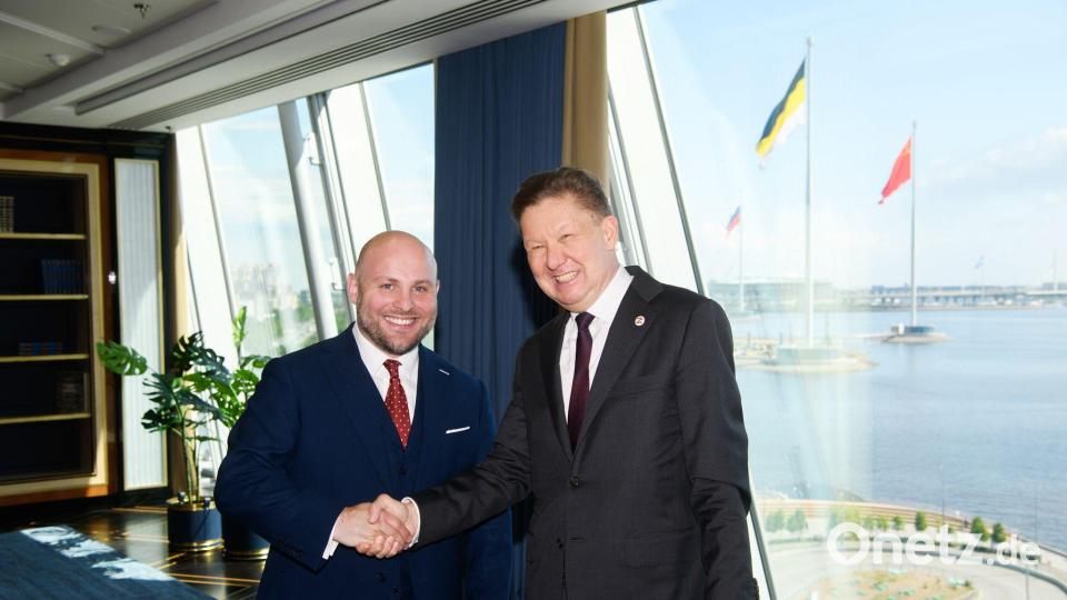 AfD-Politiker Markus Frohnmaier: Handshake mit Putins Vertrautem und Gazprom-Chef Alexej Miller beim Wirtschaftsforum in St. Petersburg. Bild: Handout / Berlin/AfD/dpa