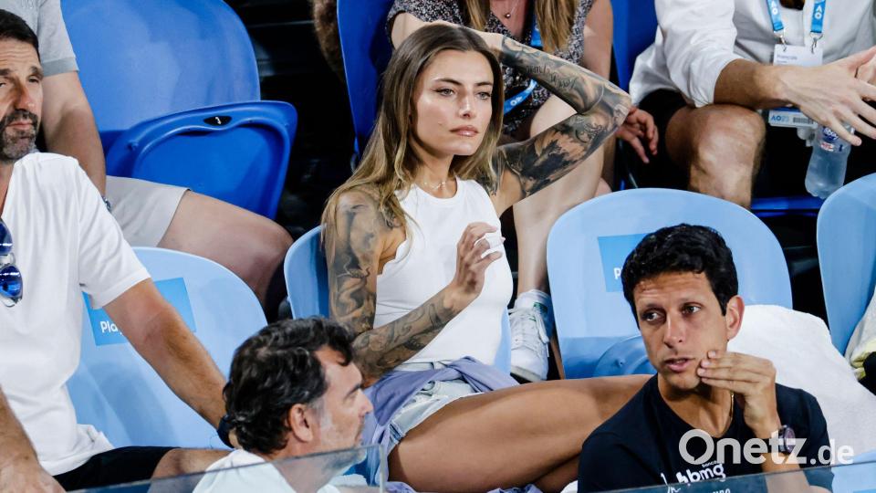 Auch Freundin Sophia Thomalla (M) und Kumpel Marcelo Melo (r) sind oft in Zverevs Box. (Archivbild) Bild: Frank Molter/dpa